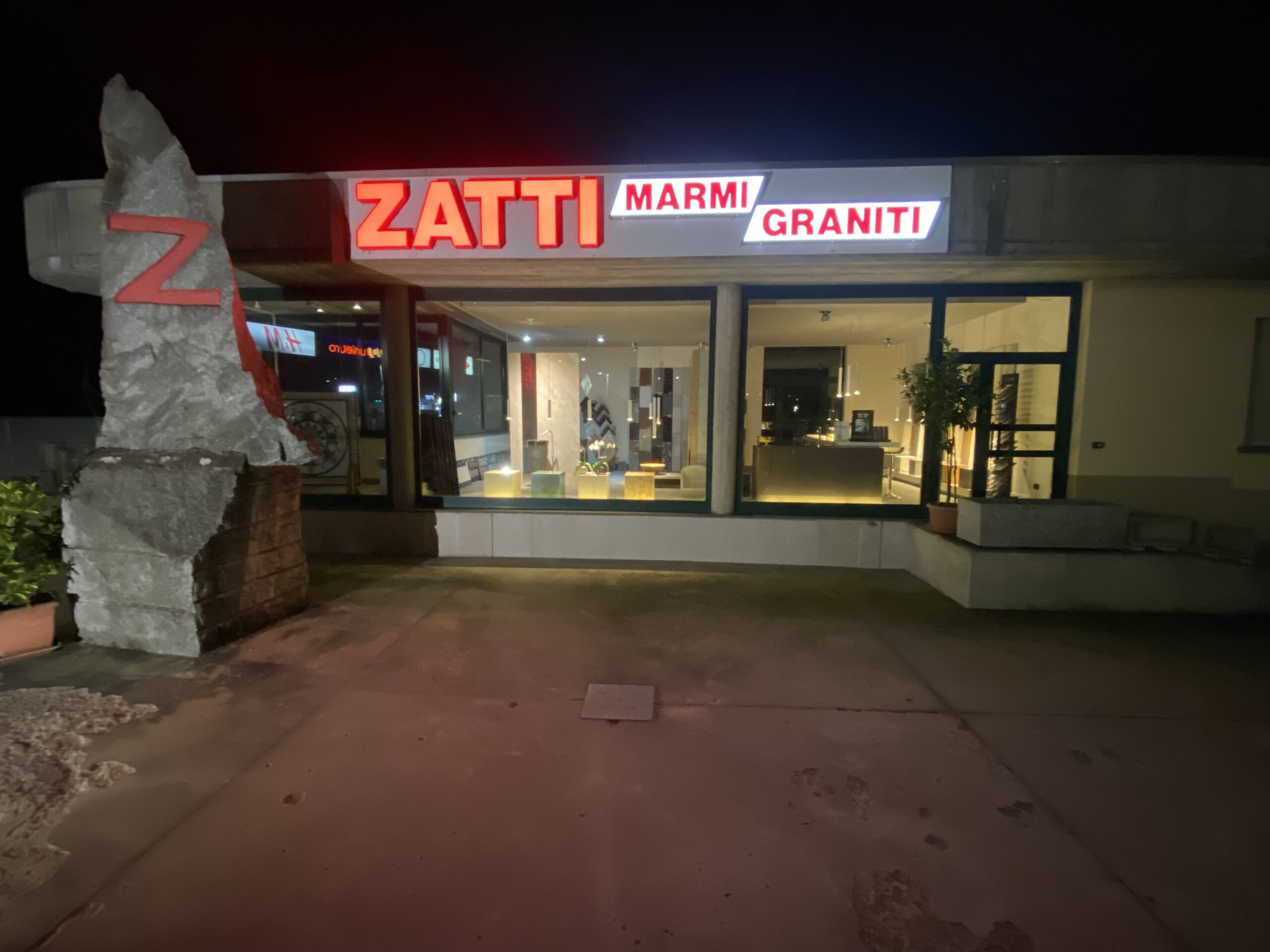 Zatti Marmi Vigevano esposizione esterna sera